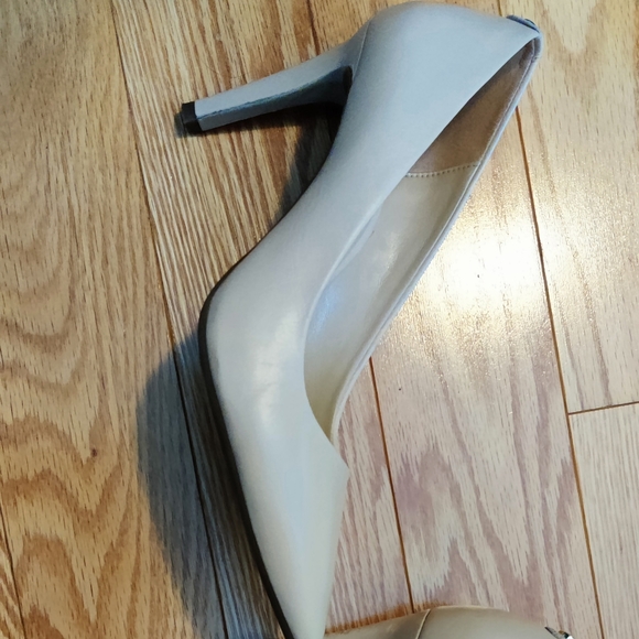 Michael Kors beige heels - Picture 4 of 8